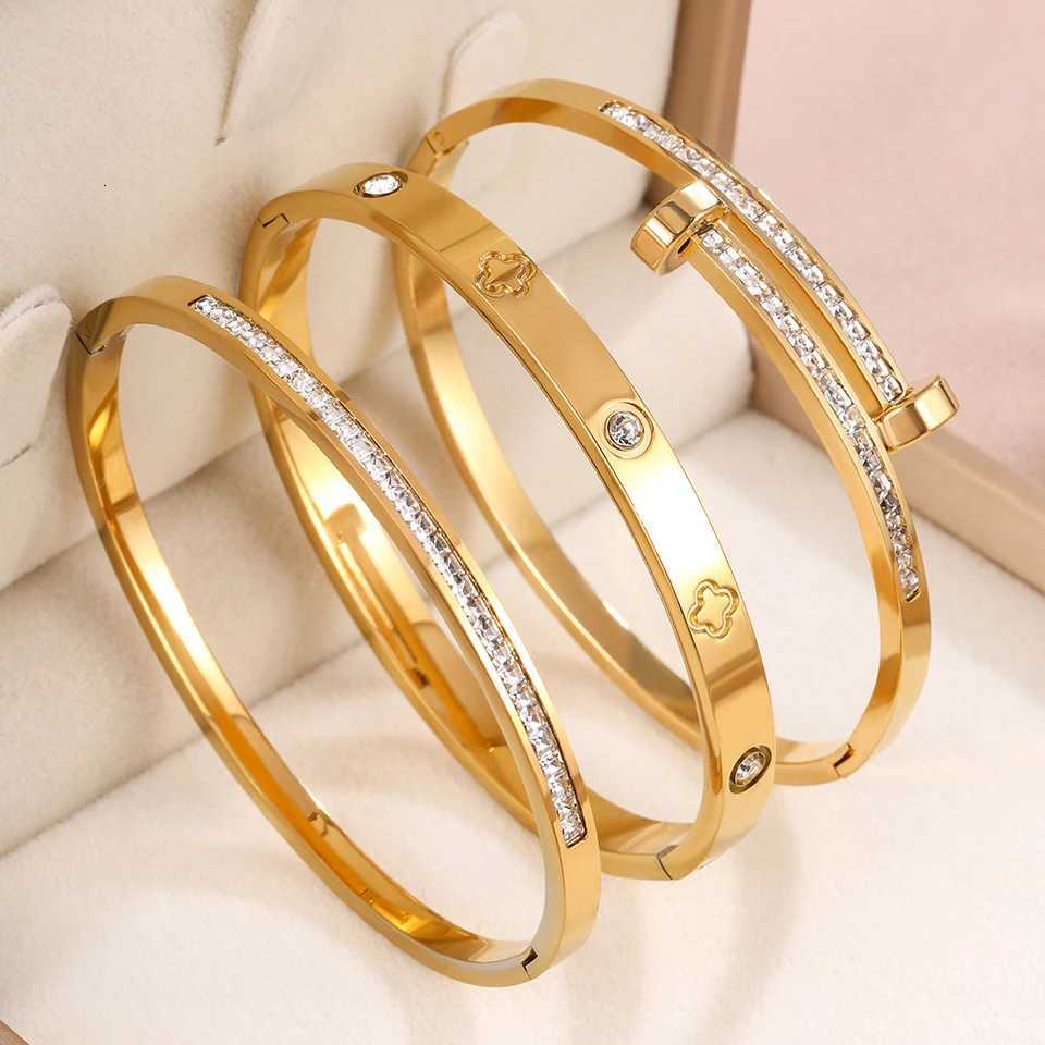 Luxurious and romantic diamond-encrusted s are fashionable jewelry suitable for women to attend parties and banquets M251217