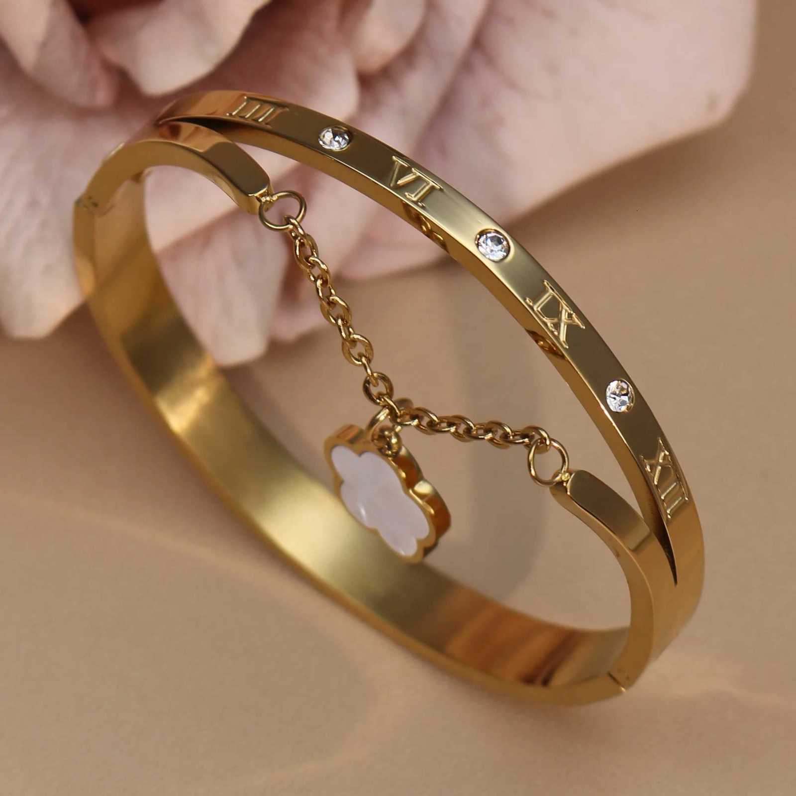 luxury New Roman Numeral Crystal Flower ShAPed Pendant Fashion StainlESS Steel Womens Bangles Wholesale gifts M251217