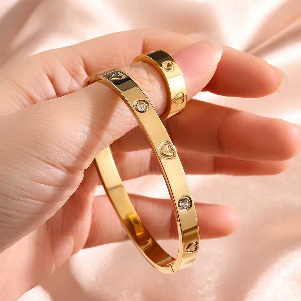 Luxurious and romantic diamond-encrusted s are fashionable jewelry suitable for women to attend parties and banquets M251217