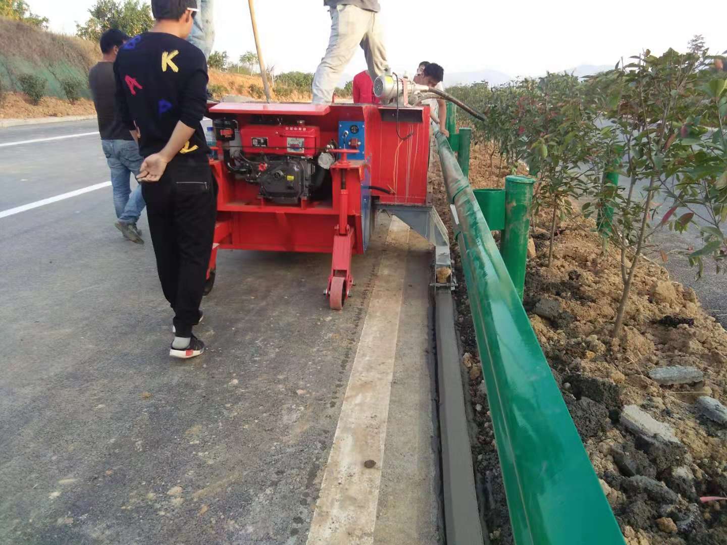 Automated Precast Kerb Slipform Machine with Compaction