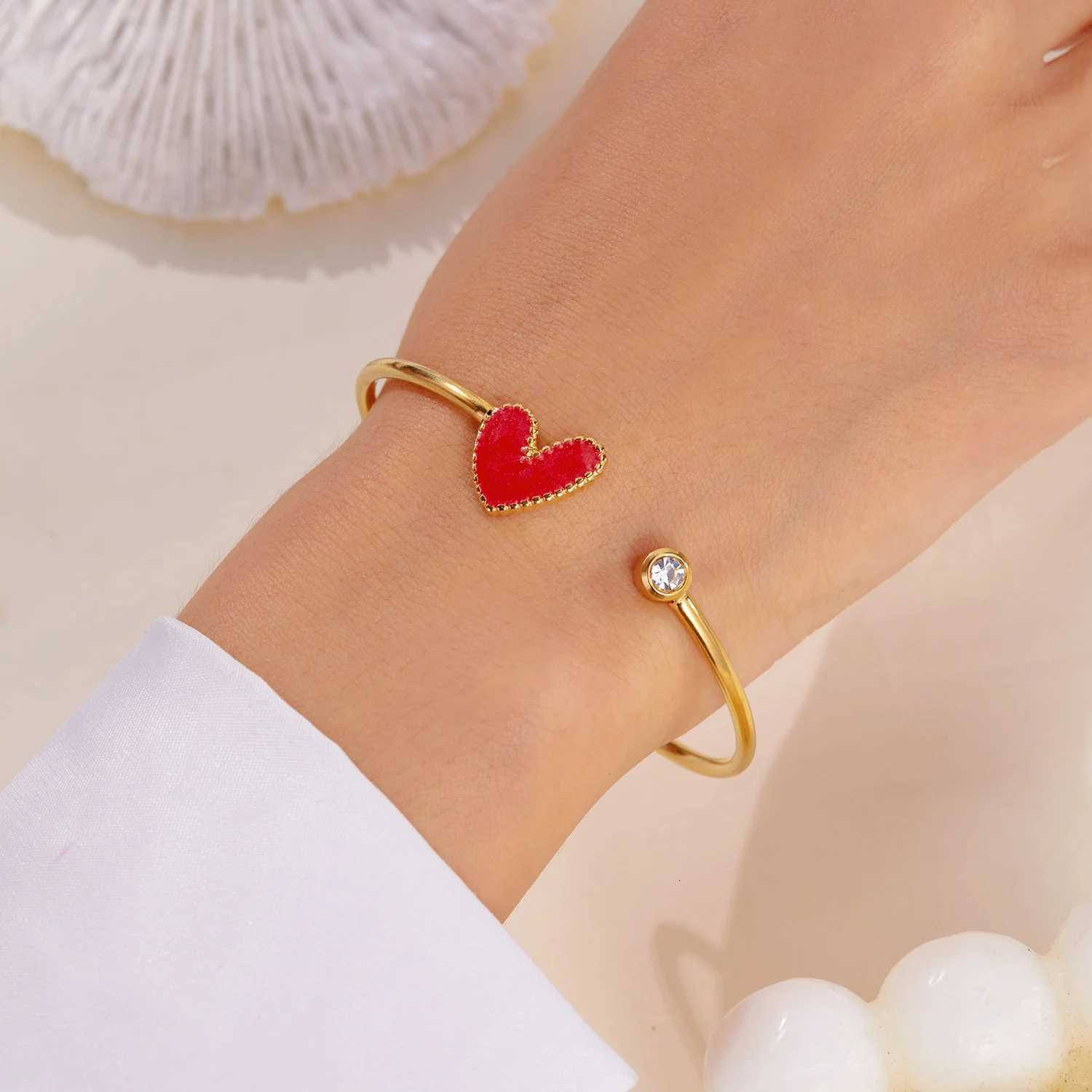 Stainless Steel Heart Shape Open For Women Gold Plated Crystal Zircon Exquisite Open Bangle Waterproof Jewelry M251217