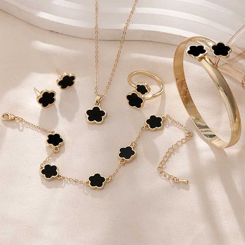Lucky Five-petal Flower Five-Earrings Necklace Three-piece set for woman Stylish AccESSories Party Jewelry G251217