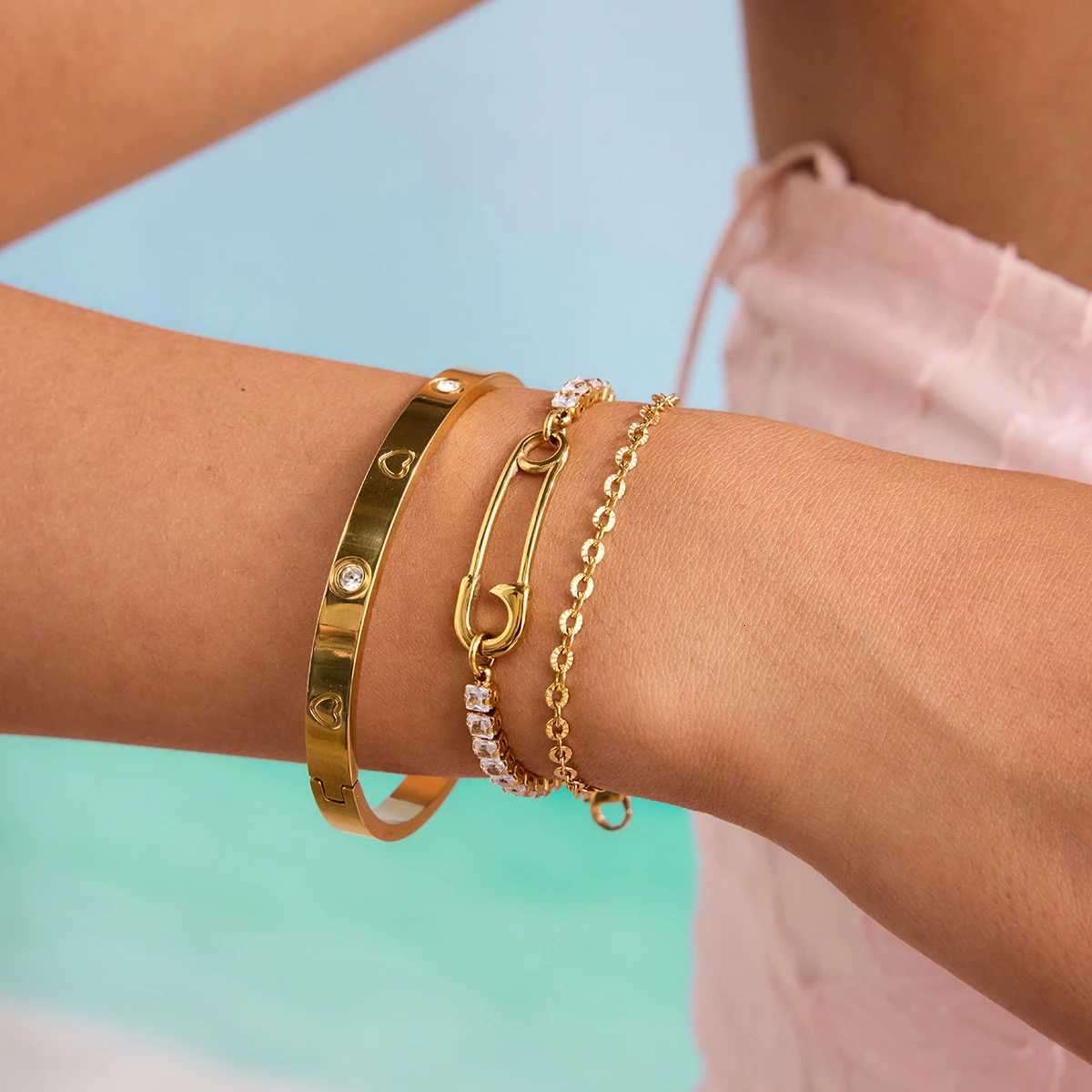 luxury Zora Womens Exquisite Paper Clip Design Zircon 18K Gold Plated Stainless Steel Trendy Double Layer for Daliy M251217