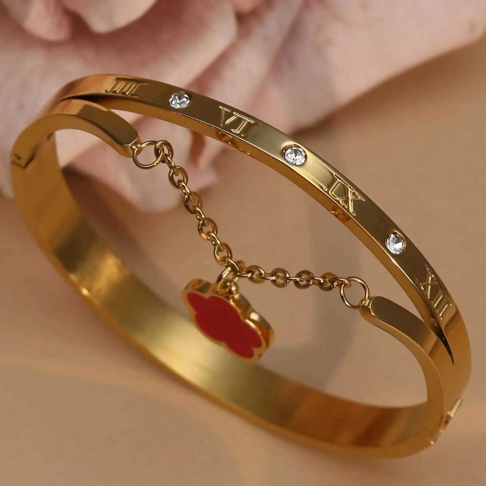 luxury New Roman Numeral Crystal Flower ShAPed Pendant Fashion StainlESS Steel Womens Bangles Wholesale gifts M251217