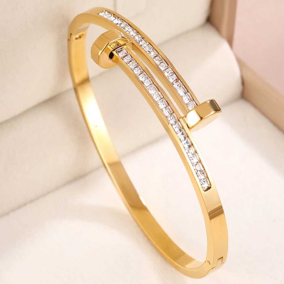 Luxurious and romantic diamond-encrusted s are fashionable jewelry suitable for women to attend parties and banquets M251217