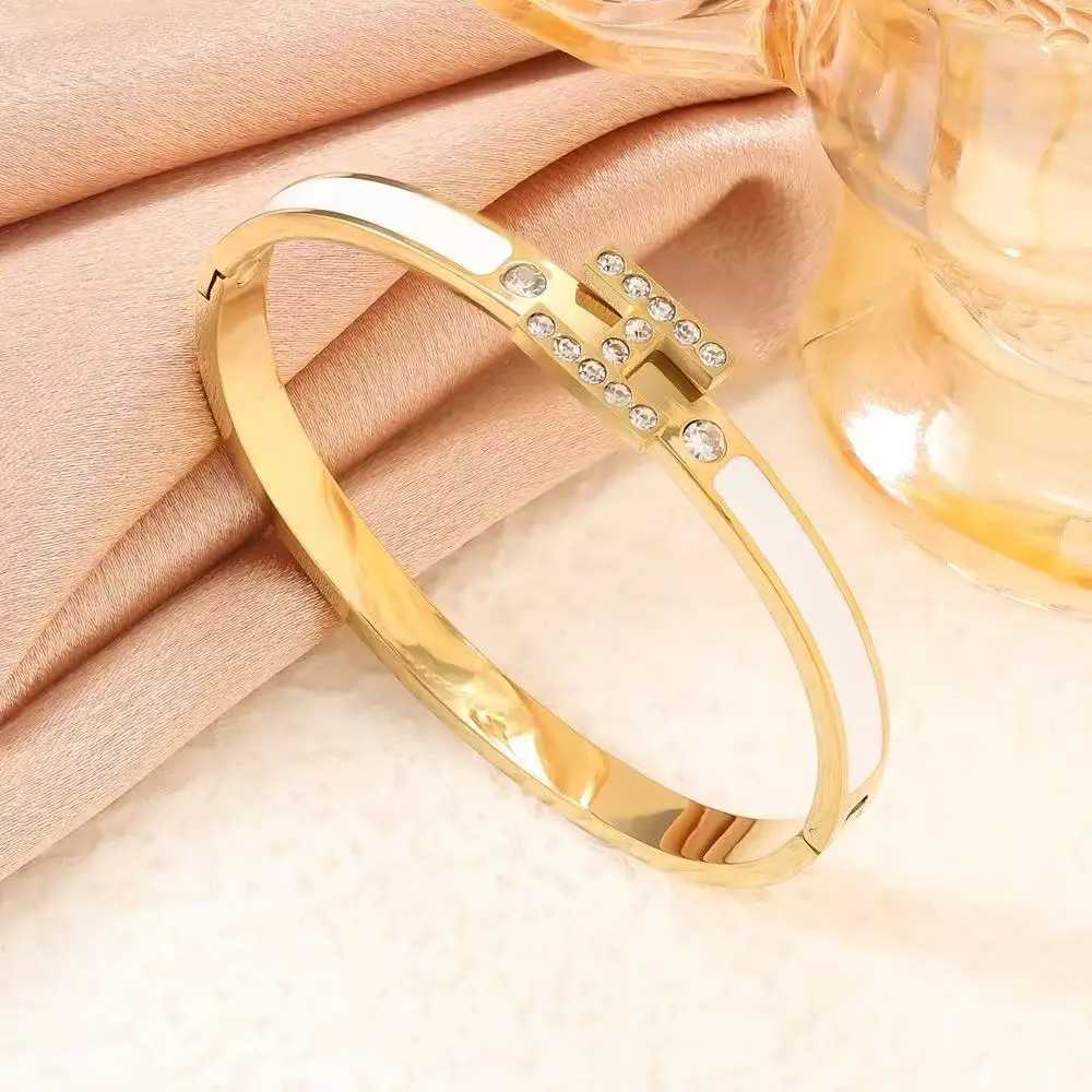 Light luxury high-end titanium steel with letter H fashionable and versatile for women M251217