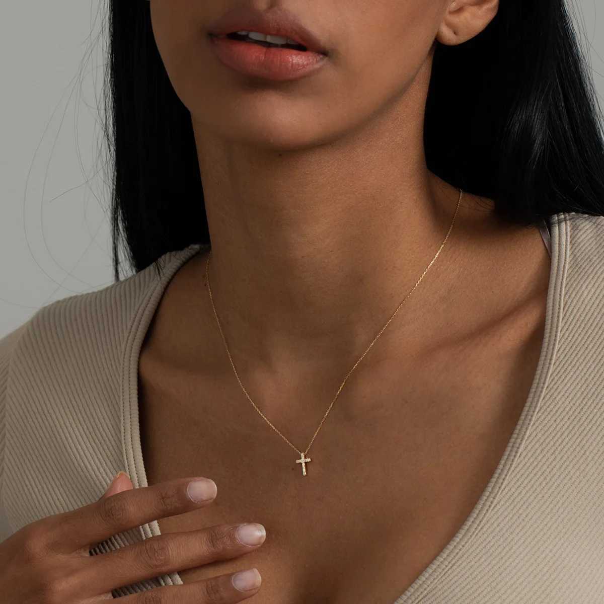 Cross Necklace for Women 18K Gold Plated Cross Choker Pendant Non Tarnish Waterproof Trendy Cute Simple Small Necklace G251217