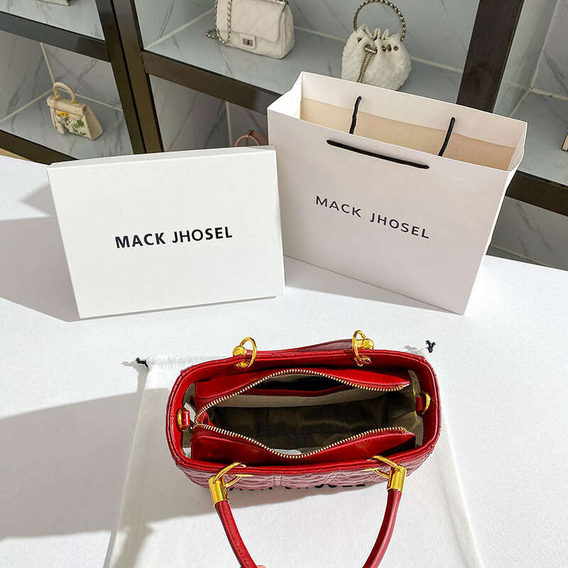 Dropshipping Trendy Red Bridal Wedding 2023 High-end Handbag with Pendant Princess Diana Bag Wholesale dh912061137JY