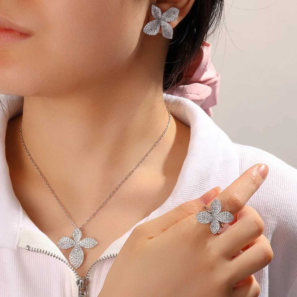 Luxury Delicate Fashion Earrings Necklace Set With Sparkly Zircons Suitable For Womens Party Wear Jewelry G251217