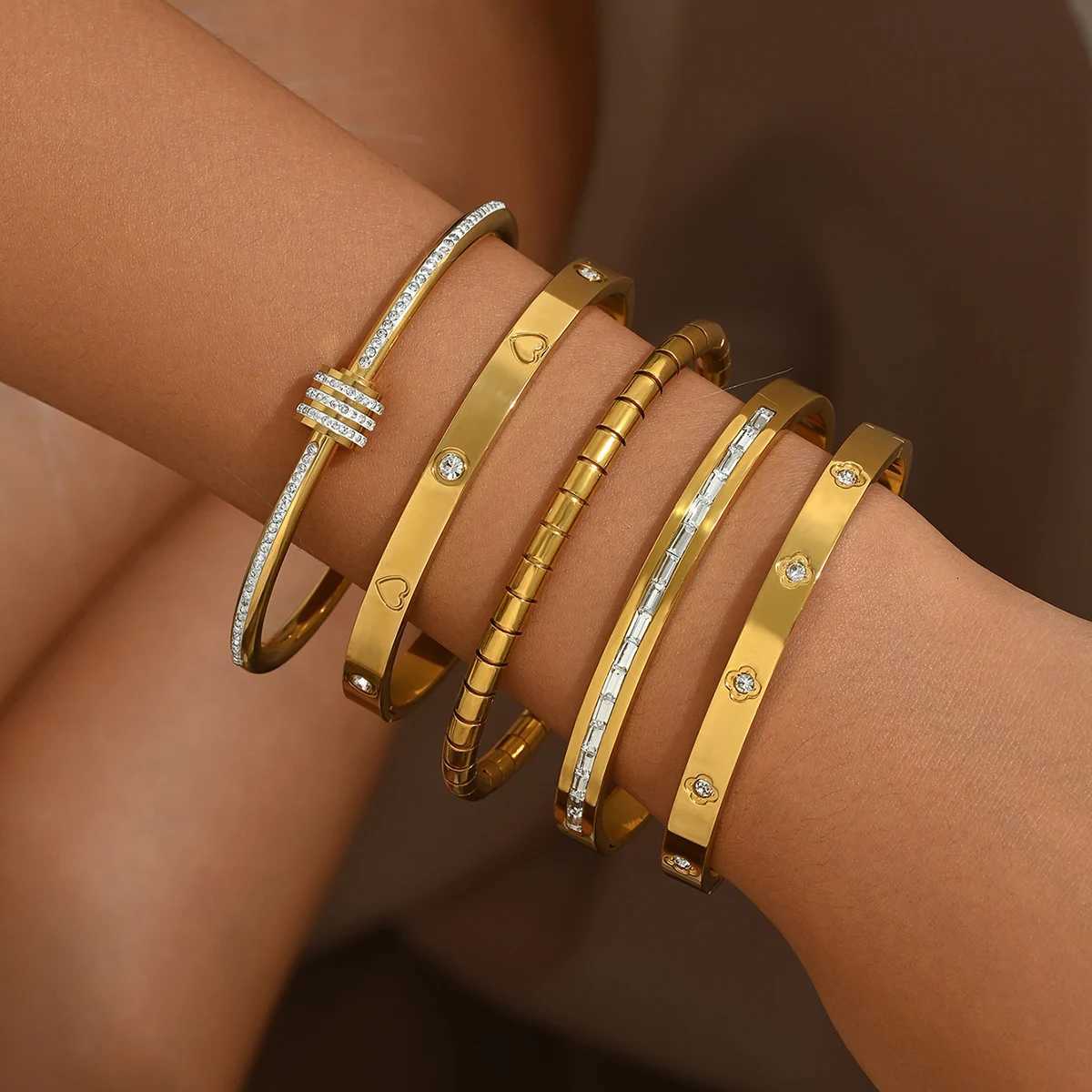 gold bangles Stainless steel jewelry gold rotating womens not easy to fade four- c r five- flower bra M251217