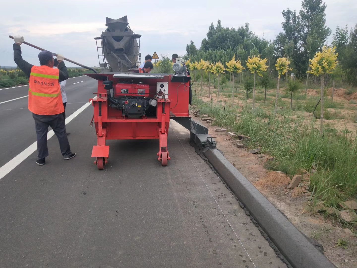 Automated Precast Kerb Slipform Machine with Compaction