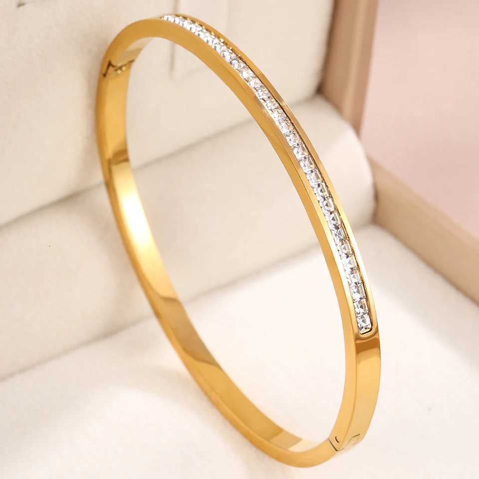 Luxurious and romantic diamond-encrusted s are fashionable jewelry suitable for women to attend parties and banquets M251217