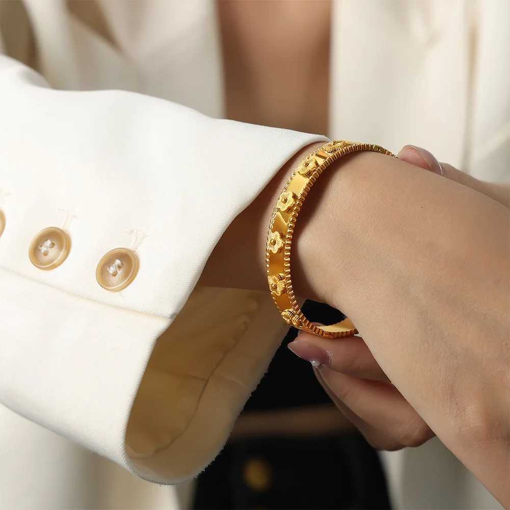 Elegant 8-piece Stainless Steel Set With Rhinestone Embellishments A Stylish Combination For Everyday Wear And Holiday M251217