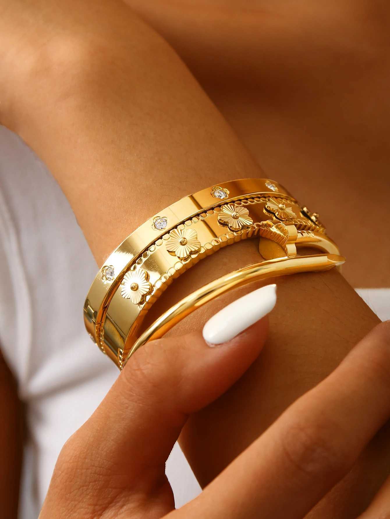 luxury Elegant Charm Fashion Vintage StainlESS Steel C r Studs Diamond-Set four- Flower Flower Female M251217