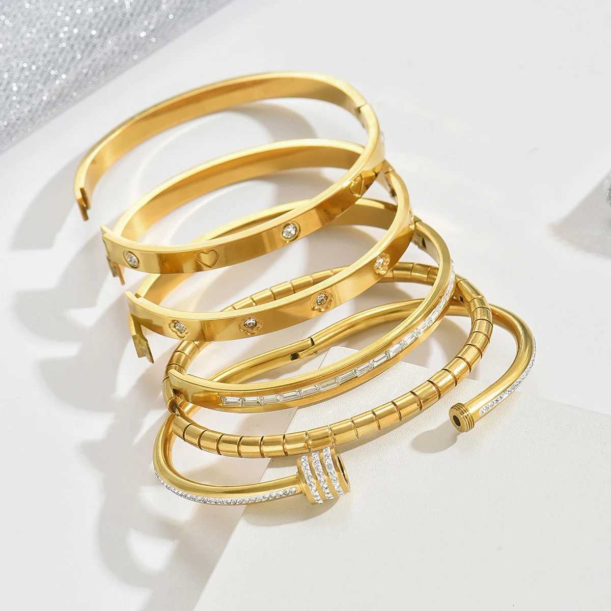 gold bangles Stainless steel jewelry gold rotating womens not easy to fade four- c r five- flower bra M251217