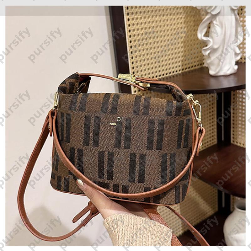 Classic Letter printed shoulder bag womens fashionable lunch box pillow handbag versatile commuting crossbody bags designer womens purse CSD2512172