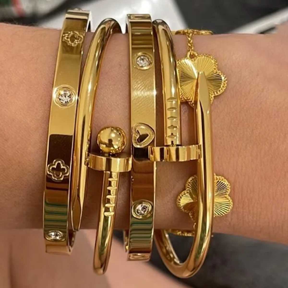 Unisex Minimalist Stainless Steel for All Seasons Hot-Selling Personalized Design with One Heart and Crystal Stone M251217