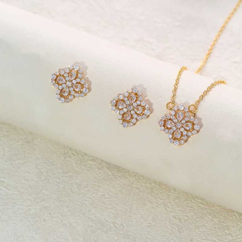 A set of high-quality flower-shaped decorative earrings and a necklace made of copper and set with zirconium stones G251217