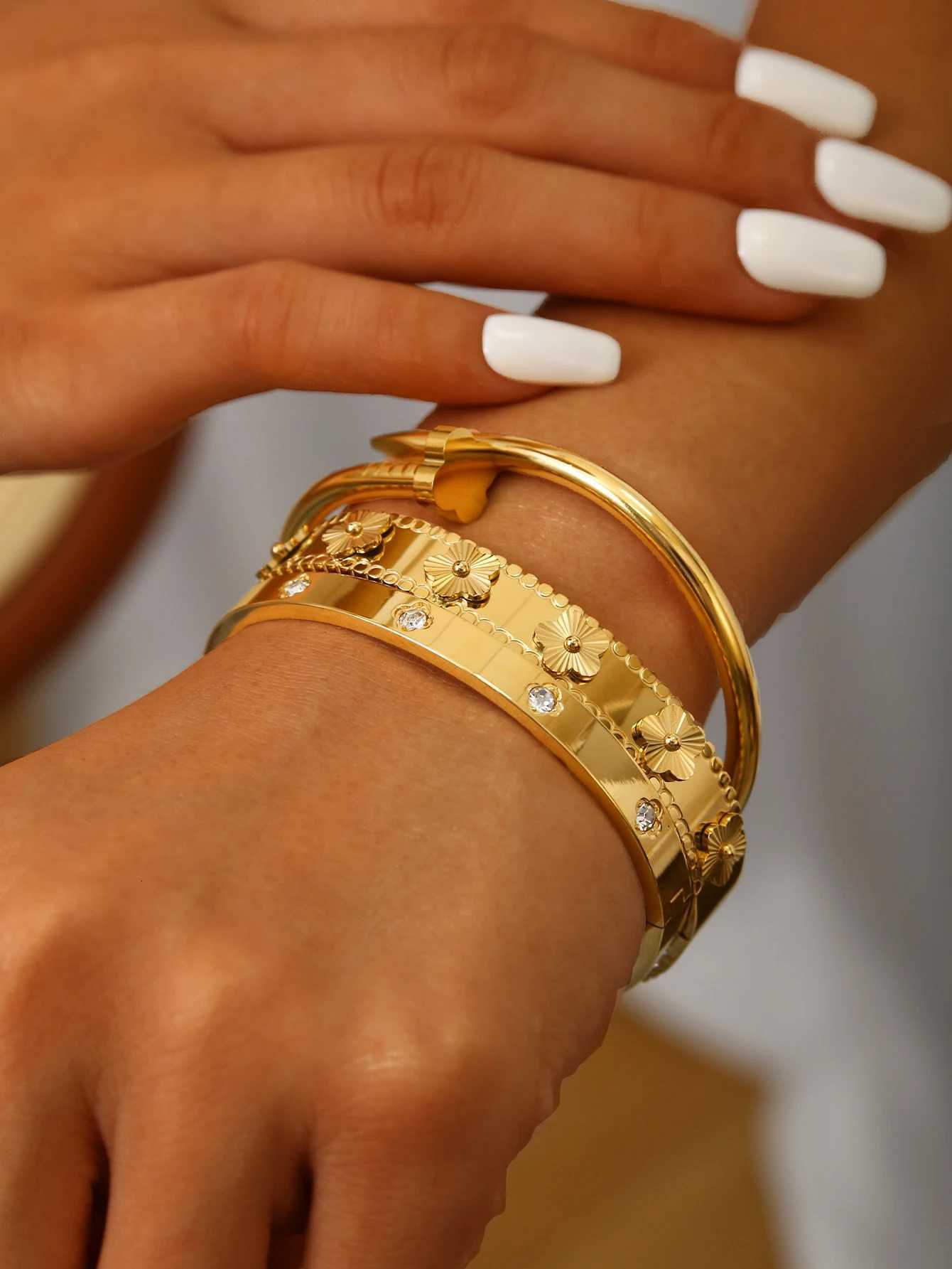 luxury Elegant Charm Fashion Vintage StainlESS Steel C r Studs Diamond-Set four- Flower Flower Female M251217