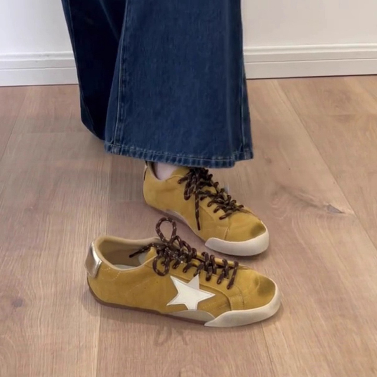 free shipping Fashionable minimalist shoes star shoes women soft leather retro versatile soft sole casual white shoes