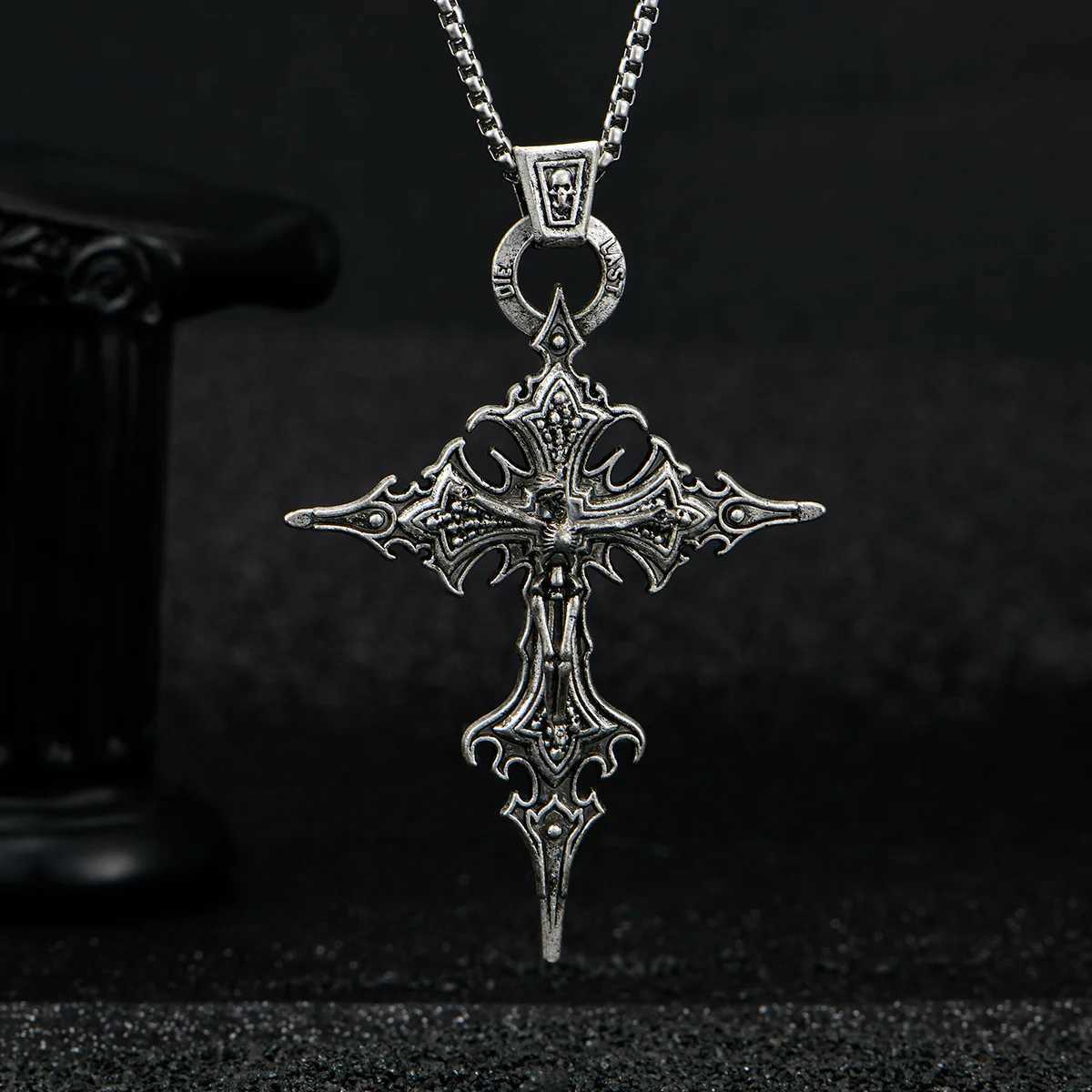 A Fashionable and Personalized Retro Gothic Nail Cross Skull Cross Pendant Necklace Halloween Necklace G251217