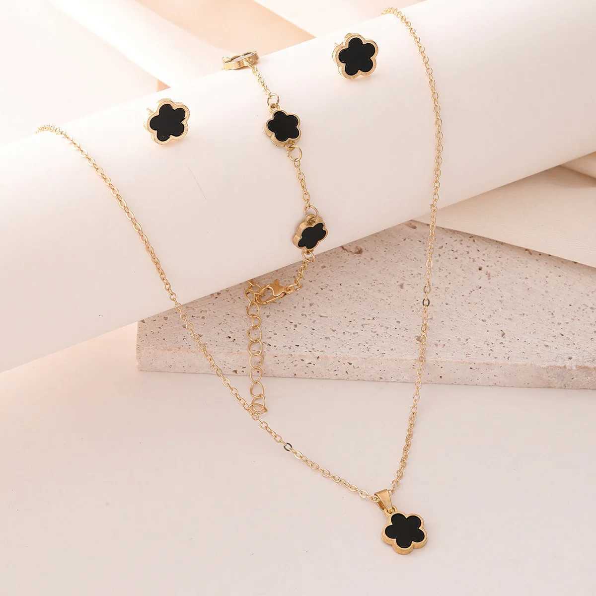 Lucky Five-petal Flower Five-Earrings Necklace Three-piece set for woman Stylish AccESSories Party Jewelry G251217