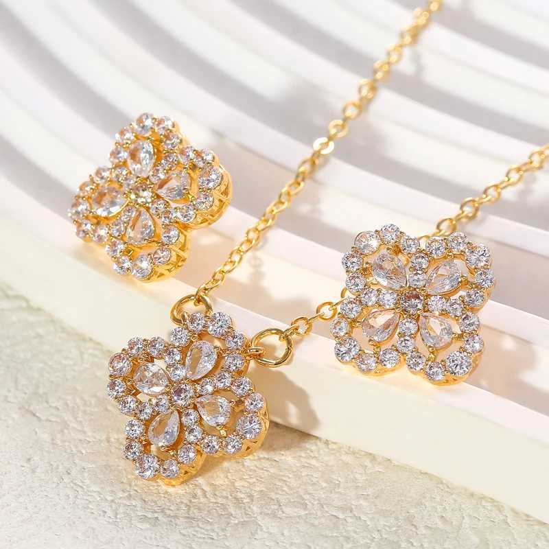 A set of high-quality flower-shaped decorative earrings and a necklace made of copper and set with zirconium stones G251217