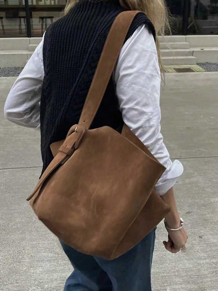2025 New Retro Bag Brown Large Capacity Shoulder Bag Underarm Bag Crossbody Bag Fashion and Leisure Daily Commuter Womens BagT251218