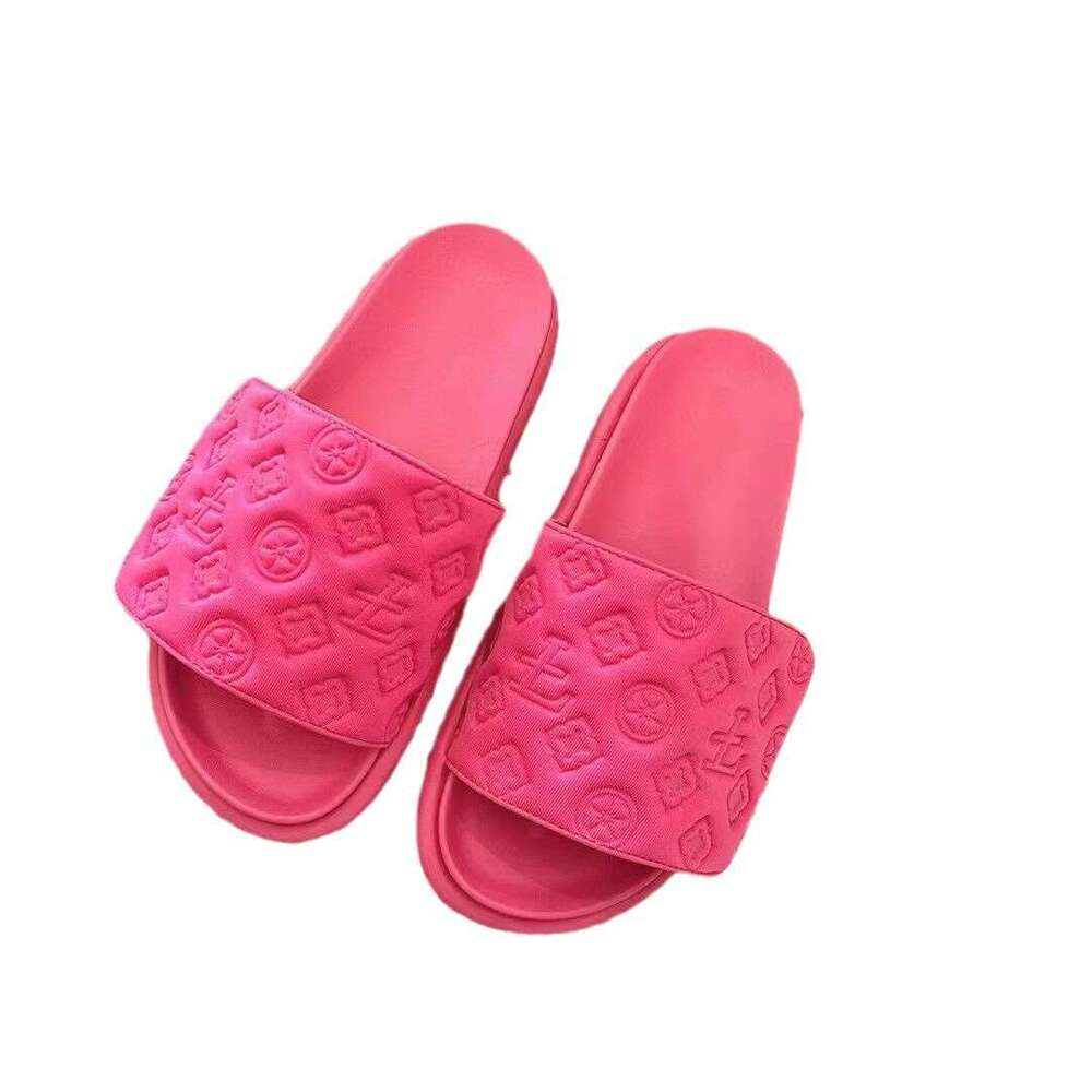 2025 Summer New Thick-Soled Slippers Flat Internet Celebrity Casual Style Outdoor Non-Slip Open-Toe Sandals