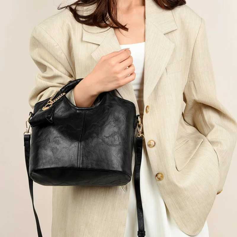 Fashionable Womens Tote Bag Crafted From Fine Leather Featuring Designer Inspired And Casual Vintage LookT251218