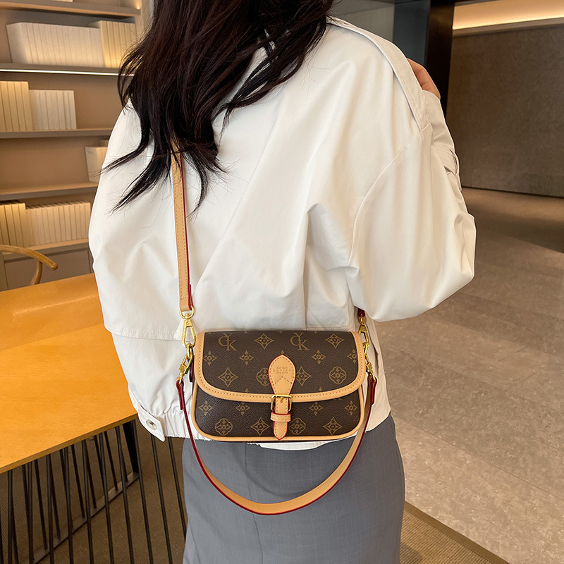 Fashion luxury handbag letter print shoulder bag, women's stylish small square bag, messenger bag, trendy women's crossbody bag, luxury hand