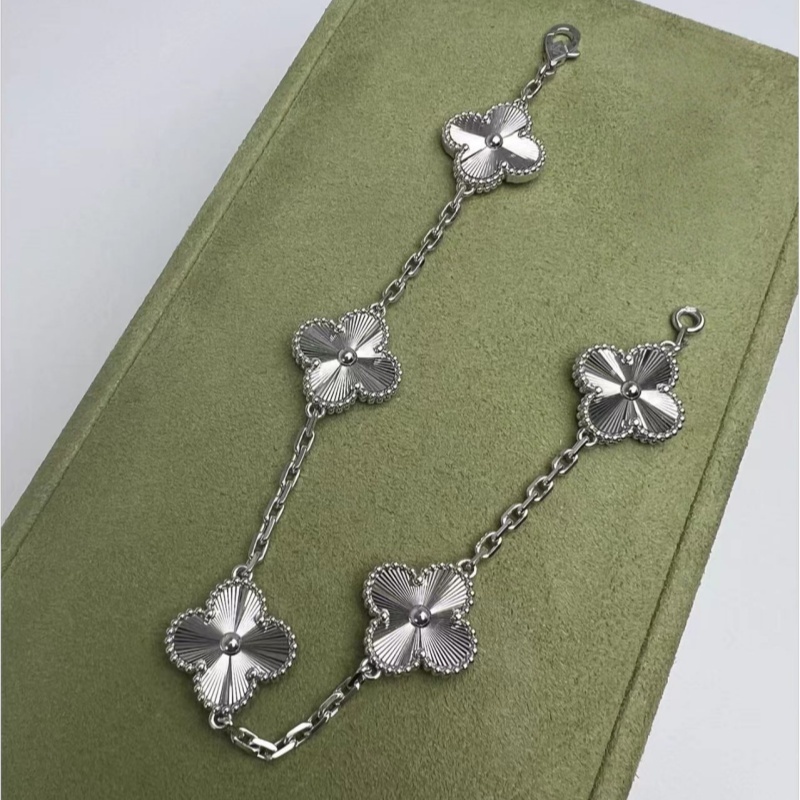 Classic fashionable four-leaf clover chain, silver, made of onyx shell, women's jewelry, suitable for women girls, wedding and Mother's Day gift bracelet