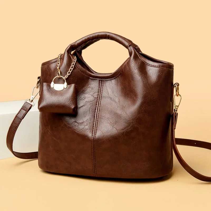 Fashionable Womens Tote Bag Crafted From Fine Leather Featuring Designer Inspired And Casual Vintage LookT251218