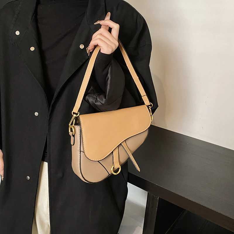 Luxury womens chain shoulder bag elegant PU leather womens crossbody bag fashionable and trendy design handbagT251218