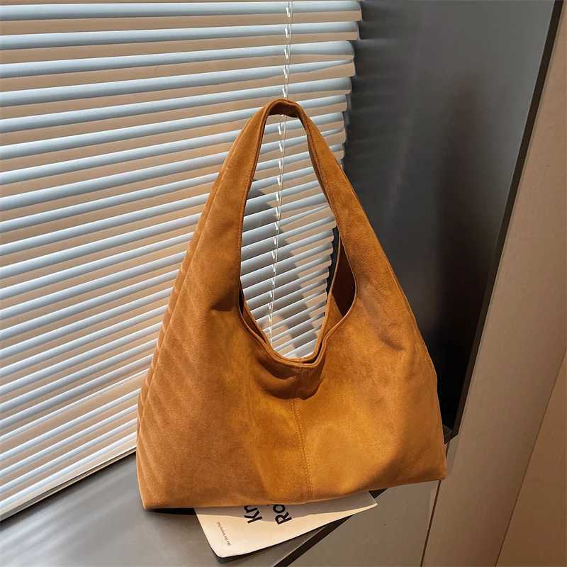 2025 Winter New Solid Hasp Flannel Style Shoulder Bags Simple Casual Versatile Portable Commute Hot Trendy Handbags for WomenT251218