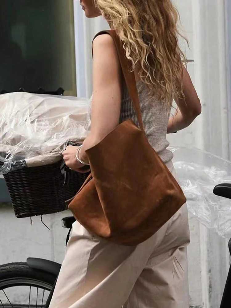 2025 New Retro Bag Brown Large Capacity Shoulder Bag Underarm Bag Crossbody Bag Fashion and Leisure Daily Commuter Womens BagT251218