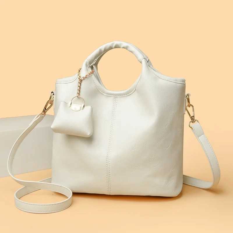 Fashionable Womens Tote Bag Crafted From Fine Leather Featuring Designer Inspired And Casual Vintage LookT251218