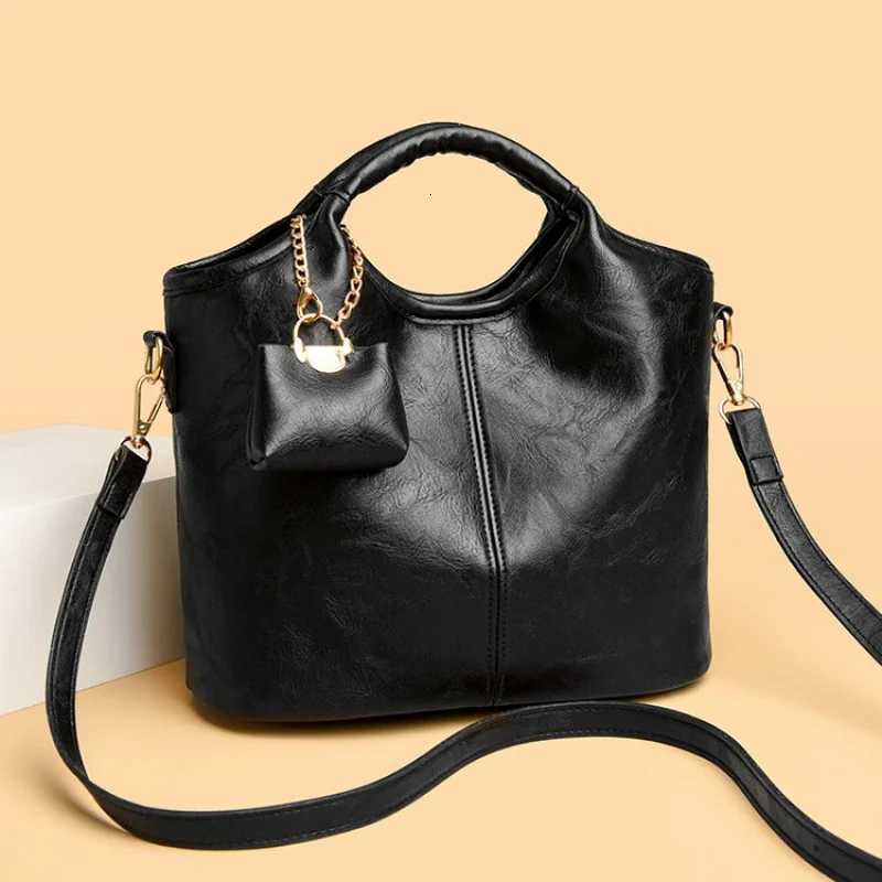 Fashionable Womens Tote Bag Crafted From Fine Leather Featuring Designer Inspired And Casual Vintage LookT251218
