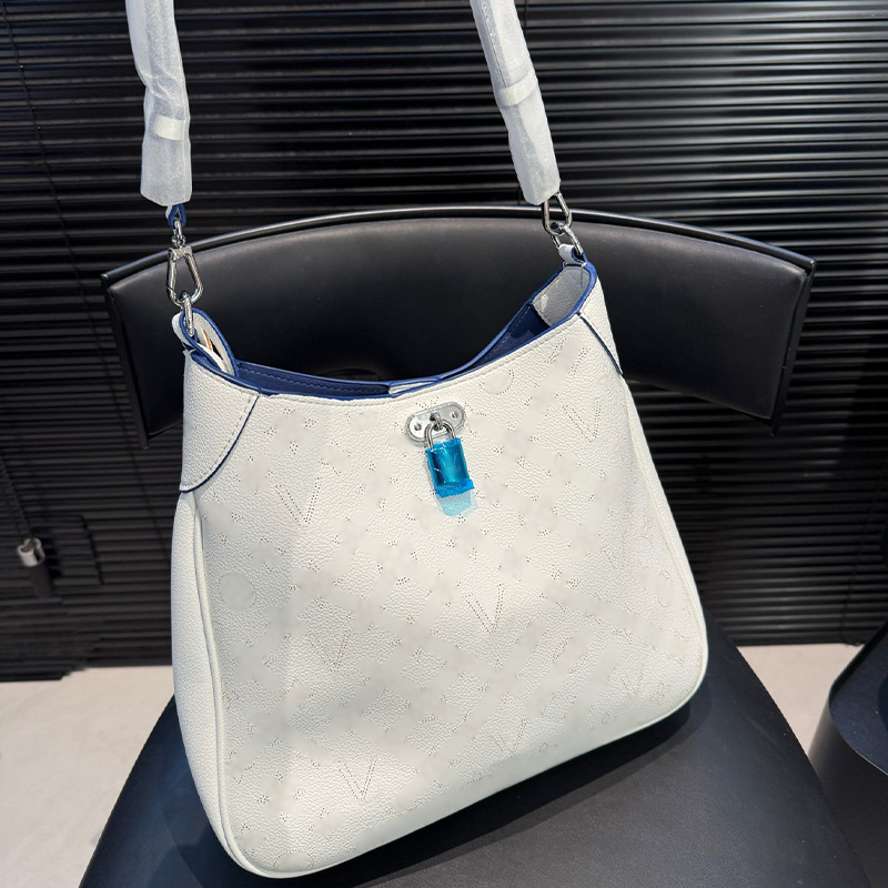 Crossbody Designer shoulder bag autumn winter new bag large capacity exquisite Luxury bag High quality fashionable Bag