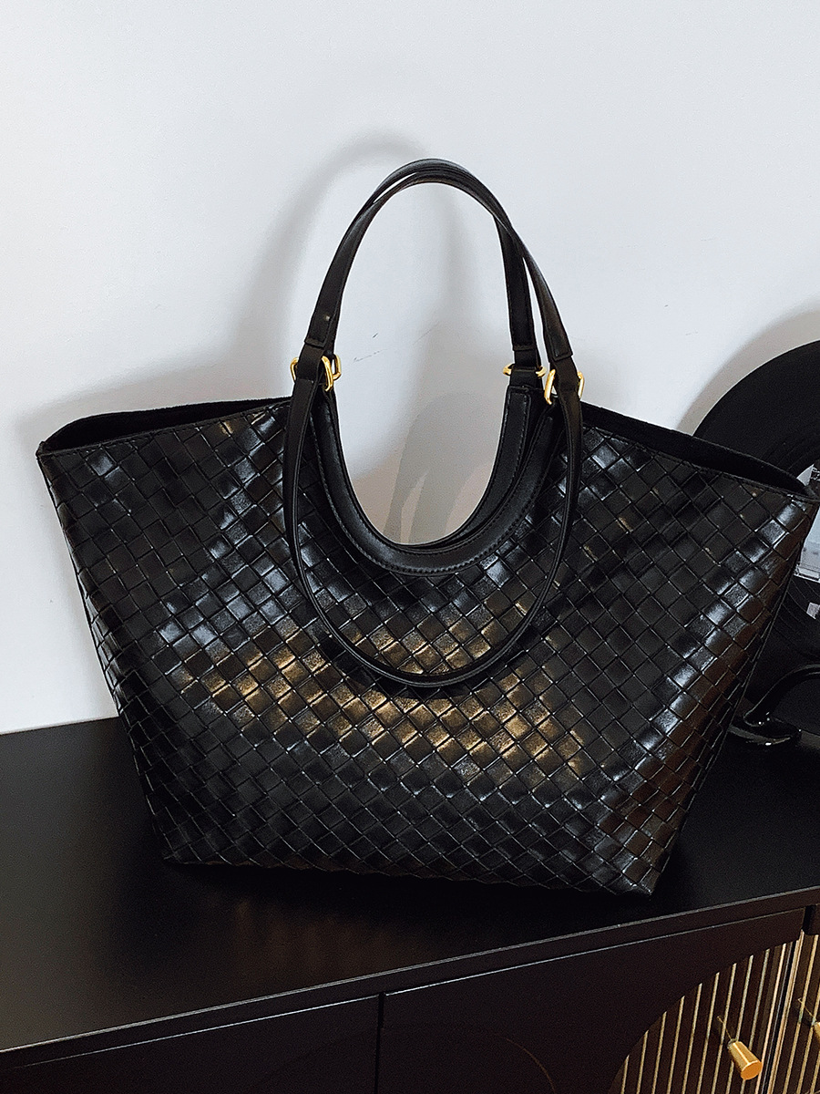 Designer New Retro Woven Tote Bag Women Simple Large Capacity Shoulder Bag Fashion Versatile Commute Handbag Black Sophisticated