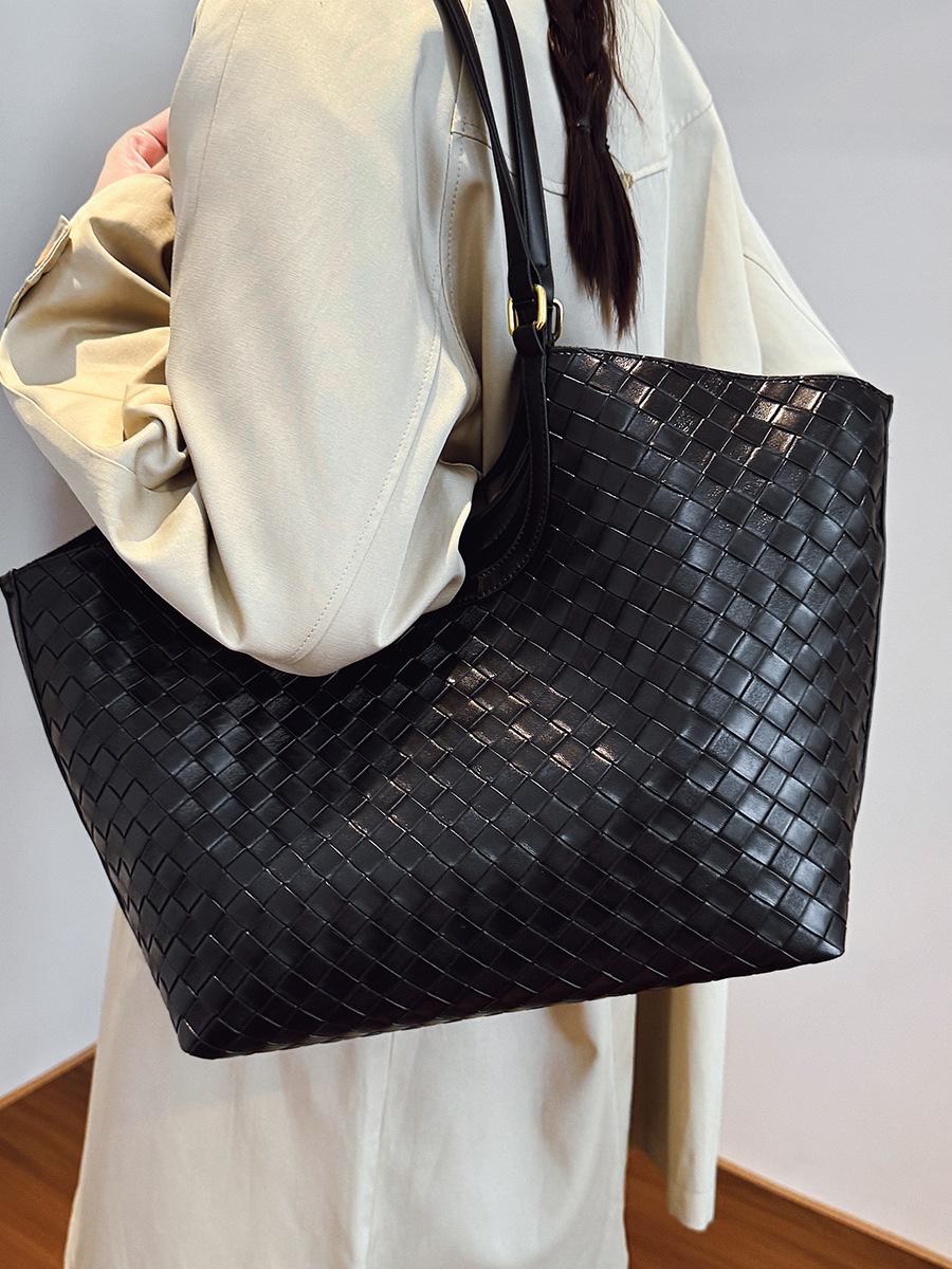 Designer New Retro Woven Tote Bag Women Simple Large Capacity Shoulder Bag Fashion Versatile Commute Handbag Black Sophisticated