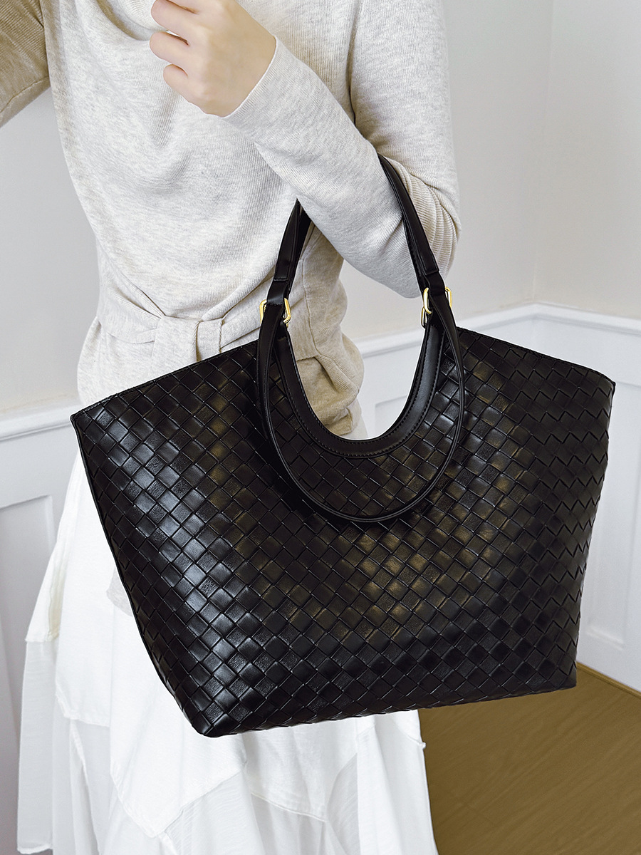 Designer New Retro Woven Tote Bag Women Simple Large Capacity Shoulder Bag Fashion Versatile Commute Handbag Black Sophisticated