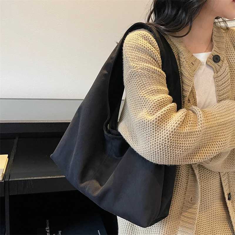 2025 Winter New Solid Hasp Flannel Style Shoulder Bags Simple Casual Versatile Portable Commute Hot Trendy Handbags for WomenT251218