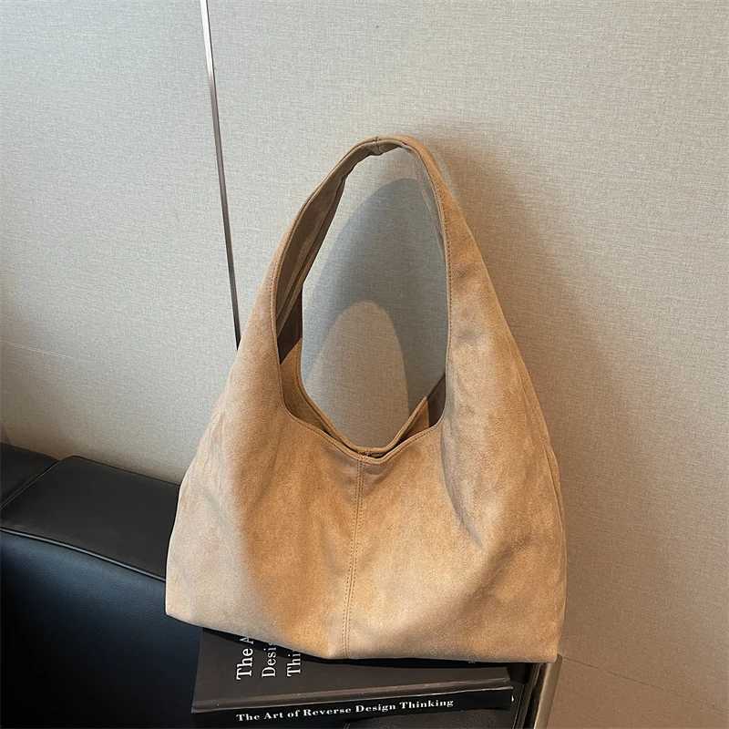 2025 Winter New Solid Hasp Flannel Style Shoulder Bags Simple Casual Versatile Portable Commute Hot Trendy Handbags for WomenT251218