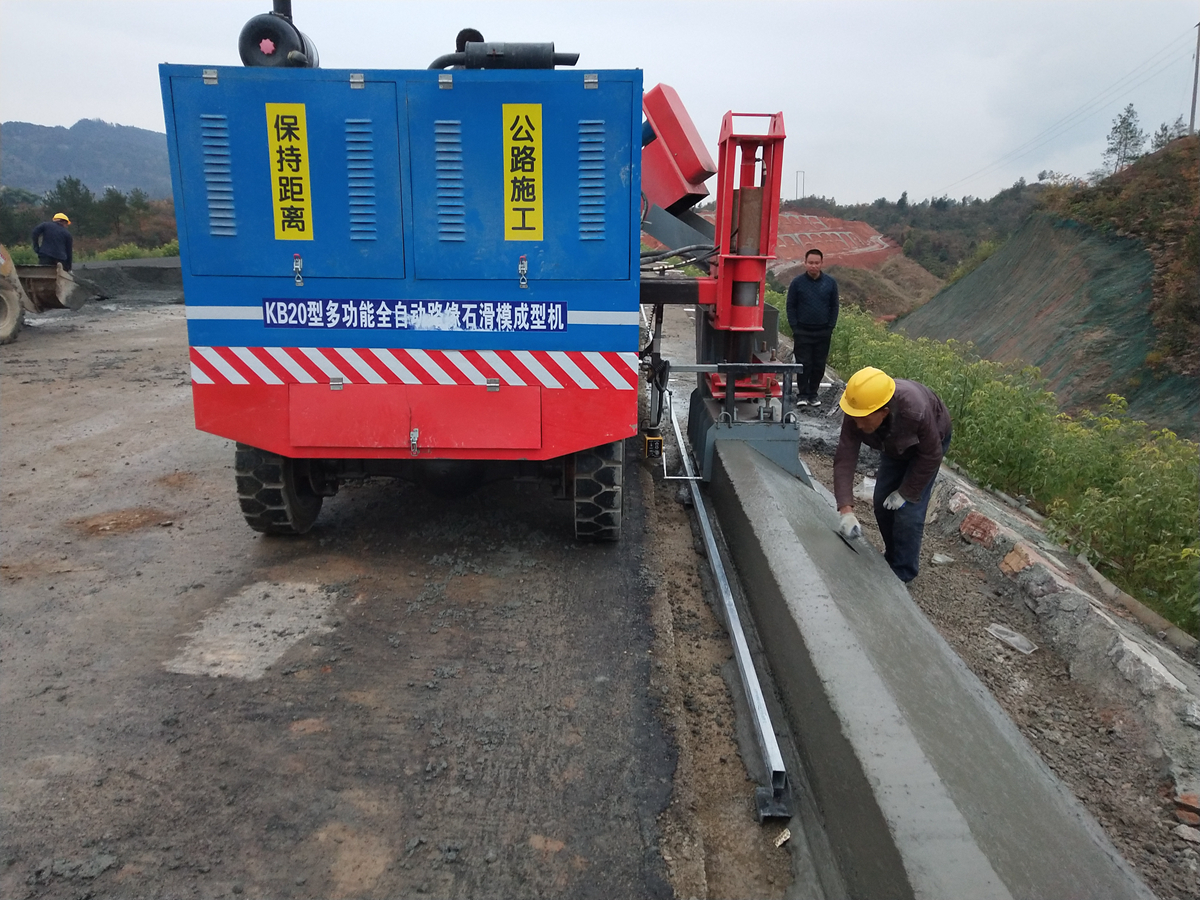 Self-Propelled 1000mm Concrete Curb Slipform Paver for Precision Road Curb Construction