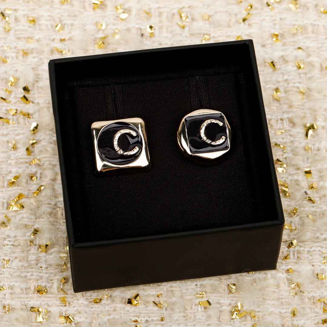 2026 Luxury quality charm stud earring with white and black enamel color design in 18k gold plated have stamp PS6197B