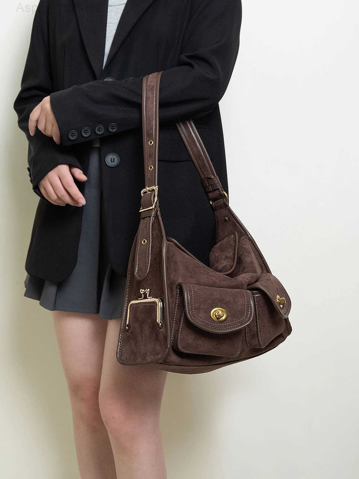 HIATUS medieval gilt lock multi-pocket shoulder pillow bag retro literary and casual wide shoulder strap commuter bag H251218