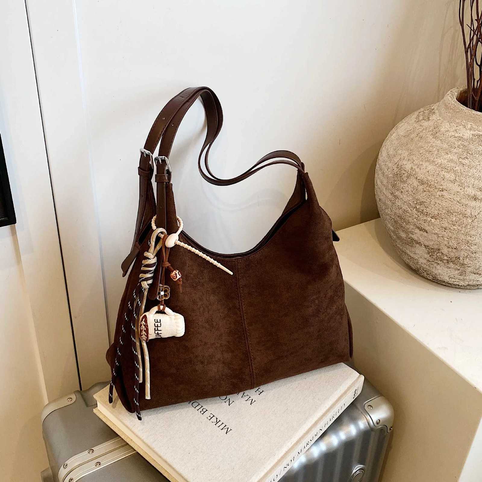 Autumn Winter Suede Womens Shoulder Bag Solid Versatile Underarm Bags Temperament Commute Handbag with Personalized PendantT251218