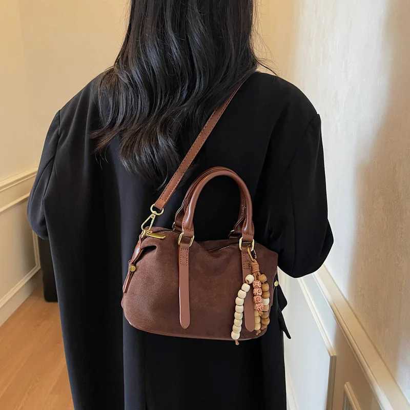 2025 New Vintage Shoulder Bag for Women Chic Crossbody Purse with Top Handle Retro Versatile Handbag Elegant PracticalT251218