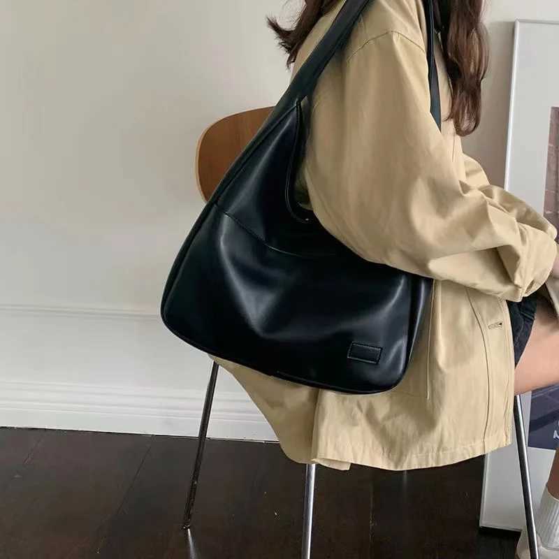 Large capacity tote bag new black leather simple casual commuting womens bag fashionable and versatile single shoulder bagT251218
